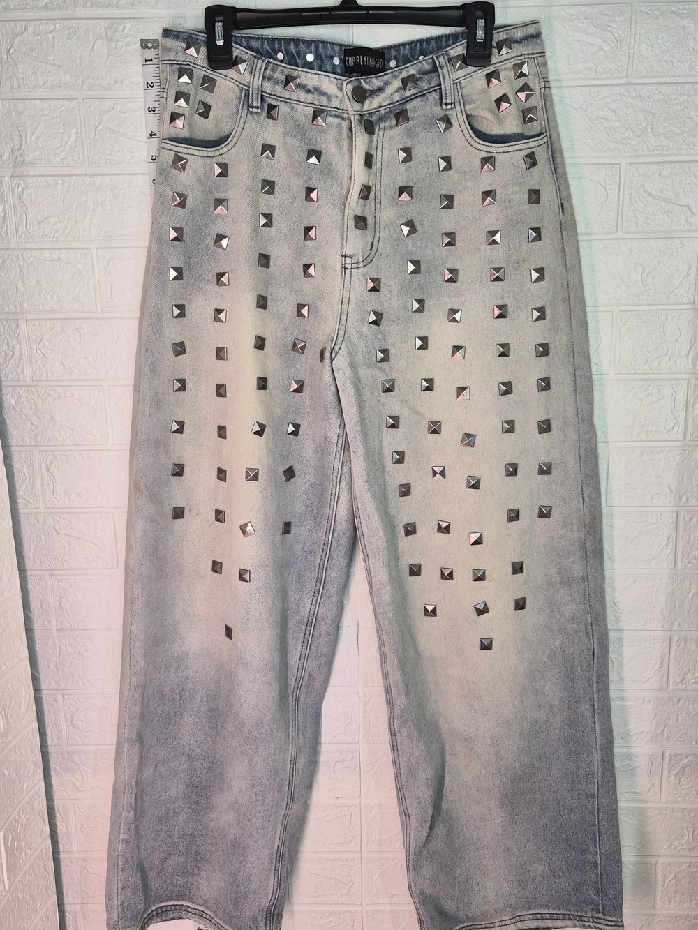 Current Mood jeans relaxed, high-waisted fit Gradual silver pyramid studs  Sz M